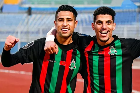 دفعة معنوية ومالية.. كيف تناولت الصحف المغربية فوز الجيش الملكي على بيراميدز؟